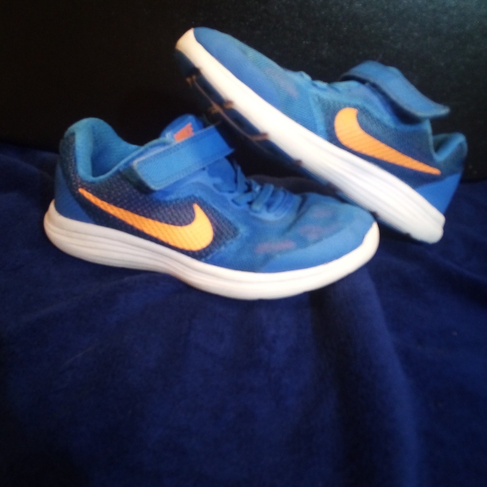 Nike revolution 3